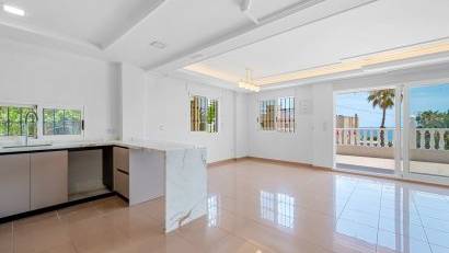 Resale - Villa -
Torrevieja