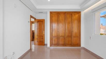 Resale - Villa -
Torrevieja