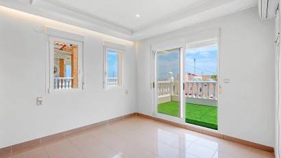 Resale - Villa -
Torrevieja