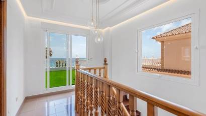 Resale - Villa -
Torrevieja