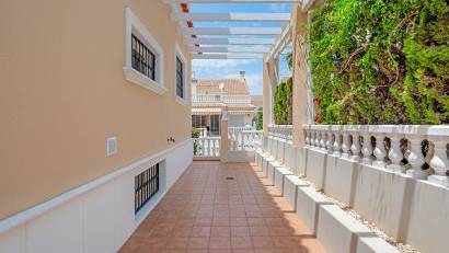 Resale - Villa -
Torrevieja