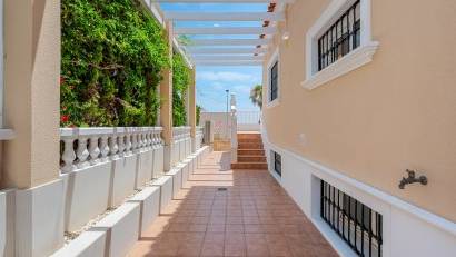 Resale - Villa -
Torrevieja