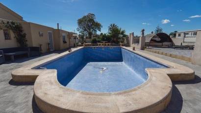 Resale - Finca -
Los Montesinos