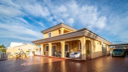 Återförsäljning - Villa -
Torrevieja - LOS BALCONES - LOS ALTOS