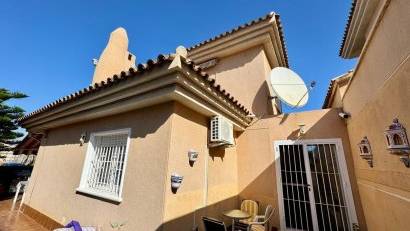 Återförsäljning - Villa -
Torrevieja - Los Altos