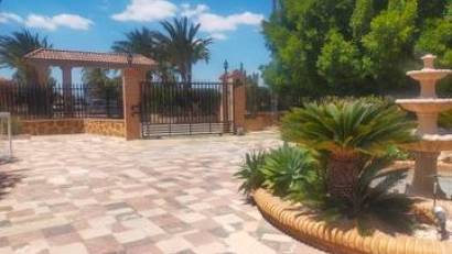 Återförsäljning - Villa -
Elche