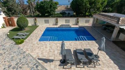 Resale - Villa -
Campoamor - Lomas de Don Juan