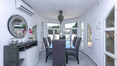 Resale - Villa -
Campoamor - Lomas de Don Juan