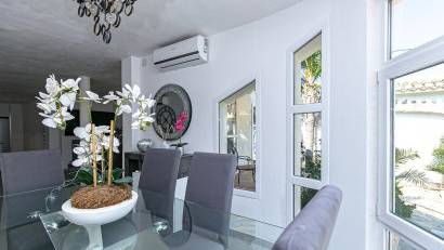 Resale - Villa -
Campoamor - Lomas de Don Juan