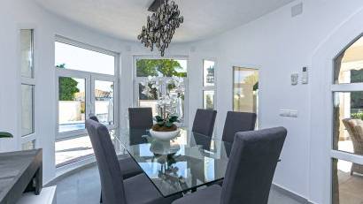 Resale - Villa -
Campoamor - Lomas de Don Juan