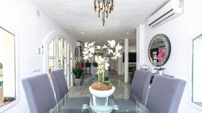 Resale - Villa -
Campoamor - Lomas de Don Juan