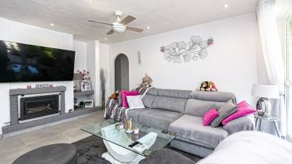 Resale - Villa -
Campoamor - Lomas de Don Juan