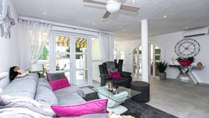 Resale - Villa -
Campoamor - Lomas de Don Juan