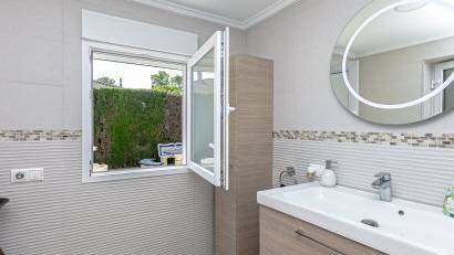 Resale - Villa -
Campoamor - Lomas de Don Juan