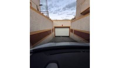 Reventa - Garaje -
Orihuela Costa - Los Almendros-La Florida