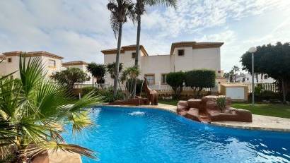 Återförsäljning - Quad House -
Villamartin - PAU 8