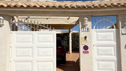 Resale - Villa -
Orihuela Costa