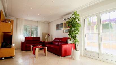 Återförsäljning - Villa -
Villamartin - Villamartín