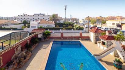 Resale - Villa -
Orihuela Costa