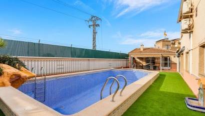 Återförsäljning - Villa -
Torrevieja