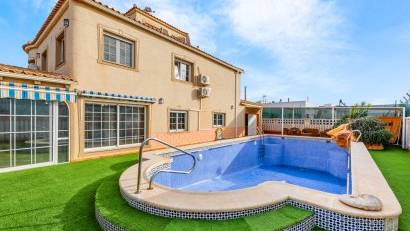 Återförsäljning - Villa -
Torrevieja